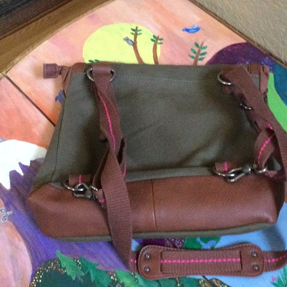 Cross body bag converts to backpack - Picture 2 of 5